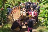 Kesenian Barong yang terbuat dari anyaman bambu diarak keliling Kampung di Papring, Banyuwangi, Jawa Timur, Minggu (11/8/2024). Arak-arakan Barong dan Phitik-phitikan karya siswa Kampung Baca Taman Rimba (Batara) itu selain untuk melestarikan budaya dan tradisi setempat juga mengkampanyekan semangat menanam bambu agar debit air selalu terjaga sehingga memberikan dampak lingkungan dan ekonomi masyarakat sekitar yang mayoritas bekerja sebagai perajin bambu. ANTARA Jatim/Budi Candra Setya/mas.