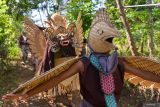 Kesenian Barong dan Phitik-phitikan yang terbuat dari anyaman bambu diarak keliling Kampung di Papring, Banyuwangi, Jawa Timur, Minggu (11/8/2024). Arak-arakan Barong dan Phitik-phitikan karya siswa Kampung Baca Taman Rimba (Batara) itu selain untuk melestarikan budaya dan tradisi setempat juga mengkampanyekan semangat menanam bambu agar debit air selalu terjaga sehingga memberikan dampak lingkungan dan ekonomi masyarakat sekitar yang mayoritas bekerja sebagai perajin bambu. ANTARA Jatim/Budi Candra Setya/mas.