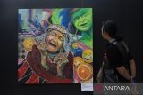 Pengunjung mengamati karya lukis yang ditampilkan dalam Pameran bertema Borneo Metamorfosa #3 di Aula Pusat Kegiatan Mahasiswa Universitas Tanjungpura, Pontianak, Kalimantan Barat, Sabtu (10/8/2024). Pameran yang berlangsung hingga 18 Agustus 2024 itu menampilkan 50 karya dari 20 pelukis Kalimantan Barat. ANTARA FOTO/Jessica Wuysang