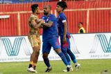 Pesepak bola Arema FC Thales Lira (tengah) melerai rekannya Alfarizie (kanan) yang sembat berselisih dengan pesebak bola Dewa United Ricki Kambuaya (kiri) pada pertandingan BRI Liga 1 di Stadion Gelora Soeprijadi, Kota Blitar, Jawa Timur, Senin (12/8/2024). Arema FC ditahan imbang oleh Dewa United dengan skor 0-0. Antara Jatim/Irfan Anshori/mas