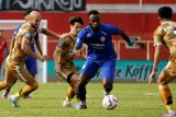 Pesepak bola Arema FC Charles Lokolingoy (dua kanan) menggiring bola dengan dikawal ketat tiga pemain Dewa United pada pertandingan BRI Liga 1 di Stadion Gelora Soeprijadi, Kota Blitar, Jawa Timur, Senin (12/8/2024). Arema FC ditahan imbang oleh Dewa United dengan skor 0-0. Antara Jatim/Irfan Anshori/mas