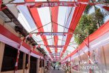 Pengendara melintasi jalan Galumpit yang dihias dengan bendera Merah Putih di Cileunyi, Kabupaten Bandung, Jawa Barat, Senin (12/8/2024). Warga mendekorasi jalan tersebut dengan ornamen bernuansa Merah Putih guna menyambut HUT Ke-79 Republik Indonesia. ANTARA FOTO/Novrian Arbi/agr