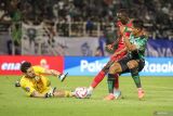 Pesepak bola Persebaya Surabaya Flavio Silva (tengah) menendang bola dengan dihadang kiper PSS Sleman Alan Jose Bernardon (kiri) pada pertandingan BRI Liga 1 di Stadion Gelora Bung Tomo, Surabaya, Jawa Timur, Minggu (11/8/2024). Persebaya menang dengan skor 1-0. ANTARA Jatim/Rizal Hanafi/mas.