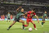 Pesepak bola Persebaya Surabaya Bruno Moreira (kanan) berebut bola dengan pesepak bola PSS Sleman Phil Ofosu Ayeh (kiri) pada pertandingan BRI Liga 1 di Stadion Gelora Bung Tomo, Surabaya, Jawa Timur, Minggu (11/8/2024). Persebaya menang dengan skor 1-0. ANTARA Jatim/Rizal Hanafi/mas.