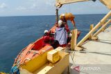 Tim SAR Gabungan melakukan evakuasi terhadap ABK kapal Ile De Re yang mengalami sakit di perairan Selat Karimata, Belitung Timur, Senin (12/8/2024). Diketahui ABK bernama Suherman (L/45) mengalami demam tinggi dan diduga terkena malaria. (ANTARA FOTO/HO-Kansar Pangkalpinang)