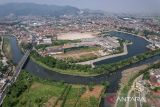 Foto udara Sungai Citarum di Kawasan Bojongsoang, Kabupaten Bandung, Jawa Barat, Senin (12/8/2024). Menteri Koordinator Bidang Kemaritiman dan Investasi Luhut Binsar Pandjaitan berencana untuk mereplikasi program Citarum Harum terkait penanganan masalah sampah dan limbah di tujuh sungai Jawa dan Bali yang dinilai efektif untuk penegakan hukum dan mempercepat pemulihan kualitas air sungai. ANTARA FOTO/Raisan Al Farisi/agr
