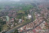 Foto udara Sungai Citarum di Kawasan Bojongsoang, Kabupaten Bandung, Jawa Barat, Senin (12/8/2024). Menteri Koordinator Bidang Kemaritiman dan Investasi Luhut Binsar Pandjaitan berencana untuk mereplikasi program Citarum Harum terkait penanganan masalah sampah dan limbah di tujuh sungai Jawa dan Bali yang dinilai efektif untuk penegakan hukum dan mempercepat pemulihan kualitas air sungai. ANTARA FOTO/Raisan Al Farisi/agr
