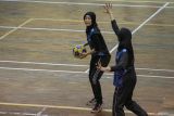 Atlet cabang olahraga bola keranjang (Korfball) Riski Ananda (kiri) mengamankan bola dari rekannya saat mengikuti pemusatan latihan daerah (Pelatda) persiapan Pekan Olahraga Nasional (PON) XXI Aceh-Sumut di Universitas Syiah Kuala Sport Center, Banda Aceh, Aceh, Senin (12/8/2024). Komite Olahraga Nasional Indonesia (KONI) Aceh menggelar pemusatan latihan daerah cabor Korfball yang diikuti sebanyak 16 atlet dalam rangka menargetkan medali dari cabor yang perdana dipertandingkan dalam PON itu. ANTARA FOTO/Khalis Surry
