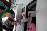 Komisioner KPU Kota Blitar bidang Sosialisasi, Pendidikan Pemilih, Partisipasi Masyarakat (Parmas), dan SDM Dwi Hesti Ermono (dua kanan) melakukan pencocokan data pemilih dengan hasil Coklit saat sosialisasi pilkada serentak 2024 di rusunawa Kota Blitar, Jawa Timur, Selasa (13/8/2024). Sosialisasi langsung kepada warga dalam rangka kirab maskot pilkada tersebut bertujuan untuk mengajak masyarakat menyalurkan suaranya dan tidak golput dalam pelaksanaan pilkada serentak 2024 pada 27 November mendatang. ANTARA Jatim/Irfan Anshori/mas