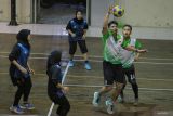 Atlet cabang olahraga bola keranjang (Korfball) Rahmat Gunawan (kedua kanan) berebut bola dengan rekannya Pindo Prakoso (kanan) saat mengikuti pemusatan latihan daerah (Pelatda) persiapan Pekan Olahraga Nasional (PON) XXI Aceh-Sumut di Universitas Syiah Kuala Sport Center, Banda Aceh, Aceh, Senin (12/8/2024). Komite Olahraga Nasional Indonesia (KONI) Aceh menggelar pemusatan latihan daerah cabor Korfball yang diikuti sebanyak 16 atlet dalam rangka menargetkan medali dari cabor yang perdana dipertandingkan dalam PON itu. ANTARA FOTO/Khalis Surry
