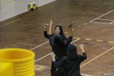 Atlet cabang olahraga bola keranjang (Korfball) Nadia (kiri) mencoba memasukkan bola ke dalam keranjang saat mengikuti pemusatan latihan daerah (Pelatda) persiapan Pekan Olahraga Nasional (PON) XXI Aceh-Sumut di Universitas Syiah Kuala Sport Center, Banda Aceh, Aceh, Selasa (13/8/2024).
Komite Olahraga Nasional Indonesia (KONI) Aceh menggelar pemusatan latihan daerah cabor Korfball yang diikuti sebanyak 16 atlet dalam rangka menargetkan medali dari cabor yang perdana dipertandingkan dalam PON itu. ANTARA FOTO/Khalis Surry
