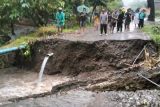 Jalan akses wisata Mamuju terputus akibat banjir