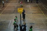 Sejumlah atlet cabang olahraga bola keranjang (Korfball) mengikuti pemusatan latihan daerah (Pelatda) persiapan Pekan Olahraga Nasional (PON) XXI Aceh-Sumut di Universitas Syiah Kuala Sport Center, Banda Aceh, Aceh, Senin (12/8/2024). Komite Olahraga Nasional Indonesia (KONI) Aceh menggelar pemusatan latihan daerah cabor Korfball yang diikuti sebanyak 16 atlet dalam rangka menargetkan medali dari cabor yang perdana dipertandingkan dalam PON itu. ANTARA FOTO/Khalis Surry