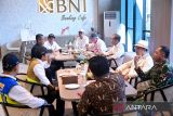 Presiden Jokowi nikmati kopi saat meninjau tower hunian ASN di IKN, Kaltim