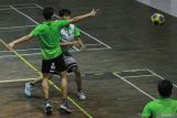 Atlet cabang olahraga bola keranjang (Korfball) Fauzan (tengah) mengoper bola kepada rekannya saat mengikuti pemusatan latihan daerah (Pelatda) persiapan Pekan Olahraga Nasional (PON) XXI Aceh-Sumut di Universitas Syiah Kuala Sport Center, Banda Aceh, Aceh, Senin (12/8/2024).
Komite Olahraga Nasional Indonesia (KONI) Aceh menggelar pemusatan latihan daerah cabor Korfball yang diikuti sebanyak 16 atlet dalam rangka menargetkan medali dari cabor yang perdana dipertandingkan dalam PON itu. ANTARA FOTO/Khalis Surry
