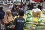 Warga antre membeli beras medium saat Gerakan Pangan Murah di Parakannyasag, Kota Tasikmalaya, Jawa Barat, Selasa (13/8/2024). Pemerintah Kota Tasikmalaya menggelar operasi pasar murah di empat kecamatan dalam upaya menstabilkan pasokan harga pangan guna membantu masyarakat mendapatkan barang kebutuhan pokok dengan harga terjangkau. ANTARA FOTO/Adeng Bustomi/agr