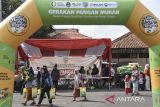 Warga membawa beras medium saat Gerakan Pangan Murah di Parakannyasag, Kota Tasikmalaya, Jawa Barat, Selasa (13/8/2024). Pemerintah Kota Tasikmalaya menggelar operasi pasar murah di empat kecamatan dalam upaya menstabilkan pasokan harga pangan guna membantu masyarakat mendapatkan barang kebutuhan pokok dengan harga terjangkau. ANTARA FOTO/Adeng Bustomi/agr