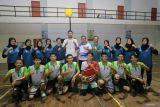 Sejumlah atlet cabang olahraga bola keranjang (Korfball) foto bersama saat mengikuti pemusatan latihan daerah (Pelatda) persiapan Pekan Olahraga Nasional (PON) XXI Aceh-Sumut di Universitas Syiah Kuala Sport Center, Banda Aceh, Aceh, Senin (12/8/2024). Komite Olahraga Nasional Indonesia (KONI) Aceh menggelar pemusatan latihan daerah cabor Korfball yang diikuti sebanyak 16 atlet dalam rangka menargetkan medali dari cabor yang perdana dipertandingkan dalam PON itu. ANTARA FOTO/Khalis Surry