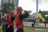 Anggota Pasukan Pengibar Bendera Pusaka (Paskibraka) dan prajurit TNI mengikuti latihan pengibaran bendera di lapangan Gasibu, Bandung, Jawa Barat, Selasa (13/8/2024). Sebanyak 52 anggota Paskibraka yang terseleksi dari berbagai SMA/SMK di kabupaten/kota se-Jawa Barat tersebut menjalani pendidikan dan pelatihan untuk pelaksanaan pengibaran bendera Merah Putih pada upacara HUT Ke-79 RI tingkat Jawa Barat. ANTARA FOTO/Novrian Arbi/agr