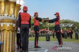 Anggota Pasukan Pengibar Bendera Pusaka (Paskibraka) dan prajurit TNI mengikuti latihan pengibaran bendera di lapangan Gasibu, Bandung, Jawa Barat, Selasa (13/8/2024). Sebanyak 52 anggota Paskibraka yang terseleksi dari berbagai SMA/SMK di kabupaten/kota se-Jawa Barat tersebut menjalani pendidikan dan pelatihan untuk pelaksanaan pengibaran bendera Merah Putih pada upacara HUT Ke-79 RI tingkat Jawa Barat. ANTARA FOTO/Novrian Arbi/agr