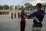 Anggota Pasukan Pengibar Bendera Pusaka (Paskibraka) dan prajurit TNI mengikuti latihan pengibaran bendera di lapangan Gasibu, Bandung, Jawa Barat, Selasa (13/8/2024). Sebanyak 52 anggota Paskibraka yang terseleksi dari berbagai SMA/SMK di kabupaten/kota se-Jawa Barat tersebut menjalani pendidikan dan pelatihan untuk pelaksanaan pengibaran bendera Merah Putih pada upacara HUT Ke-79 RI tingkat Jawa Barat. ANTARA FOTO/Novrian Arbi/agr