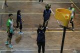 Atlet cabang olahraga bola keranjang (Korfball) Aura Aulia (tengah) mengeksekusi pinalti saat mengikuti pemusatan latihan daerah (Pelatda) persiapan Pekan Olahraga Nasional (PON) XXI Aceh-Sumut di Universitas Syiah Kuala Sport Center, Banda Aceh, Aceh, Senin (12/8/2024).  Komite Olahraga Nasional Indonesia (KONI) Aceh menggelar pemusatan latihan daerah cabor Korfball yang diikuti sebanyak 16 atlet dalam rangka menargetkan medali dari cabor yang perdana dipertandingkan dalam PON itu. ANTARA FOTO/Khalis Surry