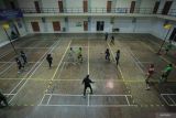 Sejumlah atlet cabang olahraga bola keranjang (Korfball) mengikuti pemusatan latihan daerah (Pelatda) persiapan Pekan Olahraga Nasional (PON) XXI Aceh-Sumut di Universitas Syiah Kuala Sport Center, Banda Aceh, Aceh, Senin (12/8/2024).  Komite Olahraga Nasional Indonesia (KONI) Aceh menggelar pemusatan latihan daerah cabor Korfball yang diikuti sebanyak 16 atlet dalam rangka menargetkan medali dari cabor yang perdana dipertandingkan dalam PON itu. ANTARA FOTO/Khalis Surry