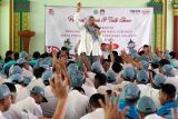 Komisioner KPU Kota Blitar bidang Sosialisasi, Pendidikan Pemilih, Partisipasi Masyarakat (Sosdiklih Parmas), dan SDM Dwi Hesti Ermono berinteraksi dengan para siswa SMK saat sosialisasi pemilukada serentak 2024 kepada pemilih pemula di SMK Islam 1 Kota Blitar, Jawa Timur, Selasa (13/8/2024). Selain untuk menaikkan angka partisipasi masyarakat (Parmas) utamanya pemilih pemula, Sosialisasi yang digelar KPU Kota Blitar di SMK Islam 1 dan SMKN 1 Blitar tersebut bertujuan untuk mengenalkan dan mengajak siswa untuk ikut berpatisipasi dengan menyalurkan suaranya pada Pemilukada Serentak 2024 yang akan berlangsung pada 27 November mendatang. ANTARA Jatim/Irfan Anshori/mas.