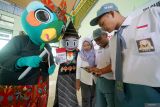 Komisioner KPU Kota Blitar bidang Sosialisasi, Pendidikan Pemilih, Partisipasi Masyarakat (Sosdiklih Parmas), dan SDM Dwi Hesti Ermono (tiga kiri) mensosialisasikan aplikasi pengecekan daftar pemilih tetap secara daring (DPT Online) kepada siswa SMK saat sosialisasi pemilukada serentak 2024 kepada pemilih pemula di SMK Islam 1 Kota Blitar, Jawa Timur, Selasa (13/8/2024). Selain untuk menaikkan angka partisipasi masyarakat (Parmas) utamanya pemilih pemula, Sosialisasi yang digelar KPU Kota Blitar di SMK Islam 1 dan SMKN 1 Blitar tersebut bertujuan untuk mengenalkan dan mengajak siswa untuk ikut berpatisipasi dengan menyalurkan suaranya pada Pemilukada Serentak 2024 yang akan berlangsung pada 27 November mendatang. ANTARA Jatim/Irfan Anshori/mas.