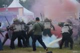 Petugas kepolisian menghalau massa saat simulasi Sistem Pengamanan Kota (Sispamkota) Pemilihan Kepala Daerah di Stadion Merdeka Kabupaten Jombang, Jawa Timur, Selasa (13/8/2024). Polres Jombang menggelar simulasi sistem pengamanan kota (sispamkota) dalam upaya antisipasi dan mempersiapkan pengamanan untuk menyukseskan Pemilihan Kepala Daerah Serentak 2024. ANTARA Jatim/Syaiful Arif/mas.