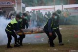 Petugas kesehatan mengevakuasi massa yang terluka saat simulasi Sistem Pengamanan Kota (Sispamkota) Pemilihan Kepala Daerah di Stadion Merdeka Kabupaten Jombang, Jawa Timur, Selasa (13/8/2024). Polres Jombang menggelar simulasi sistem pengamanan kota (sispamkota) dalam upaya antisipasi dan mempersiapkan pengamanan untuk menyukseskan Pemilihan Kepala Daerah Serentak 2024. ANTARA Jatim/Syaiful Arif/mas.