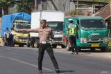 Petugas memberhentikan truk dan angkutan umum saat operasi ketertiban lalu lintas di Kota Kediri, Jawa Timur, Rabu (14/8/2024). Operasi gabungan Kepolisian, Dinas Perhubungan dan Polisi Militer tersebut guna menertibkan truk melebihi tonase sekaligus kelayakan angkutan umum agar meminimalisir kecelakaan lalu lintas. Antara Jatim/Prasetia Fauzani/um 