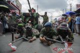 Peserta berkostum TNI beratraksi saat karnaval Kemerdekaan di Lembang, Kabupaten Bandung Barat, Jawa Barat, Rabu (14/8/2024). Karnaval yang diikuti seluruh masyarakat, sekolah dan instansi di kawasan Lembang tersebut menampilkan pawai kostum dan budaya menyemarakkan peringatan HUT ke-79 Republik Indonesia. ANTARA FOTO/Novrian Arbi/agr