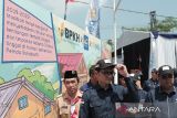 Kepala Badan Pengelola Keuangan Haji (BPKH) Fadlul Imansyah (tengah) meninjau hunian tetap penyintas bencana tanah bergerak di Kampung Haji BPKH, Desa Kertaangsana, Kecamatan Nyalindung, Kabupaten Sukabumi, Jawa Barat, Rabu (14/8/2024). Peresmian Kampung Haji berisi 129 unit hunian tetap di atas lahan seluas 5 hektare yang dilengkapi fasilitas masjid, taman dan sarana instalasi air bersih tersebut diperuntukkan bagi penyintas bencana tanah bergerak yang terjadi pada 16 April 2019 di Kabupaten Sukabumi. ANTARA FOTO/Henry Purba/agr