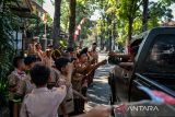 Siswa SDN Patrakomala memberikan bendera merah putih kepada pengendara di Jalan Tongkeng, Bandung, Jawa Barat, Rabu (14/8/2024). SDN Patrakomala membagikan 350 bendera secara gratis kepada pengendara dalam rangka memperingati HUT Ke-63 Pramuka tahun 2024. ANTARA FOTO/Raisan Al Farisi/agr