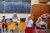 Siswi sekolah dasar menjalani pemeriksaan kesehatan saat mengikuti Bulan Imunisasi Anak Sekolah (Bias) di SD Pardomuan, Bandung, Jawa Barat, Rabu (14/8/2024). Kementerian Kesehatan menargetkan 90 persen siswa sekolah dasar di Indonesia mendapatkan vaksin dalam program BIAS 2024, yang mencakup pemberian vaksin campak kepada siswa kelas 1 SD, serta vaksin HPV untuk siswa kelas 5 dan 6 SD. ANTARA FOTO/Raisan Al Farisi/agr