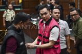 Terdakwa kasus dugaan korupsi pengelolaan tata niaga komoditas timah Harvey Moeis (tengah) bersiap keluar ruangan sidang usai menjalani sidang perdana dengan agenda pembacaan dakwaan oleh Jaksa Penuntut Umum (JPU) di Pengadilan Tipikor, Jakarta, Rabu (14/8/2024). Harvey Moeis yang merupakan suami artis Sandra Dewi itu didakwa melakukan perbuatan tindak pidana korupsi dan pencucian uang dalam kasus tersebut yang menyebabkan kerugian negara mencapai Rp300 triliun. ANTARA FOTO/Aprillio Akbar/nym.