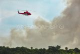 Helikopter Bell 412 milik APP Sinar Mas melakukan patroli saat terjadi kebakaran lahan di Pematang Buluh, Tanjung Jabung Barat, Jambi, Selasa (13/8/2024). Dalam dua hari terakhir, kebakaran hutan dan lahan (karhutla) di kabupaten tersebut telah menghanguskan sedikitnya 40 hektare lahan di dua lokasi berbeda. ANTARA FOTO/Wahdi Septiawan/nym.