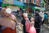 Pedagang mengikuti lomba memakan krupuk di kawasan Pasar Larangan, Sidoarjo, Kamis (15/8/2024). Perlombaan yang diikuti para pedagang pasar tradisional tersebut digelar untuk memeriahkan HUT ke-79 Republik Indonesia sekaligus meningkatkan kerukunan dan kekompakan antarwarga. Antara Jatim/Umarul Faruq/mas