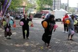 Pedagang mengikuti lomba membawa balon di kawasan Pasar Larangan, Sidoarjo, Kamis (15/8/2024). Perlombaan yang diikuti para pedagang pasar tradisional tersebut digelar untuk memeriahkan HUT ke-79 Republik Indonesia sekaligus meningkatkan kerukunan dan kekompakan antarwarga. Antara Jatim/Umarul Faruq/mas