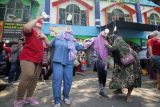 Pedagang mengikuti lomba memakan krupuk di kawasan Pasar Larangan, Sidoarjo, Kamis (15/8/2024). Perlombaan yang diikuti para pedagang pasar tradisional tersebut digelar untuk memeriahkan HUT ke-79 Republik Indonesia sekaligus meningkatkan kerukunan dan kekompakan antarwarga. Antara Jatim/Umarul Faruq/mas