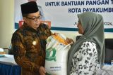 Pj Wali Kota serahkan bantuan cadangan beras pemerintah tahap II