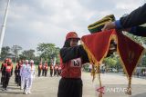 Anggota Pasukan Pengibar Bendera Pusaka (Paskibraka) dan prajurit TNI mengikuti latihan gabungan pengibaran dan penurunan bendera di lapangan Gasibu, Bandung, Jawa Barat, Kamis (15/8/2024). Pemerintah Jawa Barat telah mengukuhkan sebanyak 52 anggota Paskibraka yang mewakili 27 kabupaten/kota se-Jawa Barat untuk persiapan upacara HUT Ke-79 RI tingkat Jawa Barat. ANTARA FOTO/Novrian Arbi/agr