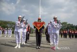 Anggota Pasukan Pengibar Bendera Pusaka (Paskibraka) dan prajurit TNI mengikuti latihan gabungan pengibaran dan penurunan bendera di lapangan Gasibu, Bandung, Jawa Barat, Kamis (15/8/2024). Pemerintah Jawa Barat telah mengukuhkan sebanyak 52 anggota Paskibraka yang mewakili 27 kabupaten/kota se-Jawa Barat untuk persiapan upacara HUT Ke-79 RI tingkat Jawa Barat. ANTARA FOTO/Novrian Arbi/agr