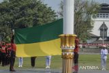 Anggota Pasukan Pengibar Bendera Pusaka (Paskibraka) dan prajurit TNI mengikuti latihan gabungan pengibaran dan penurunan bendera di lapangan Gasibu, Bandung, Jawa Barat, Kamis (15/8/2024). Pemerintah Jawa Barat telah mengukuhkan sebanyak 52 anggota Paskibraka yang mewakili 27 kabupaten/kota se-Jawa Barat untuk persiapan upacara HUT Ke-79 RI tingkat Jawa Barat. ANTARA FOTO/Novrian Arbi/agr