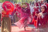 Peserta memperagakan busana kebaya saat acara parade Kebaya Merah Putih di Indramayu, Jawa Barat, Kamis (15/8/2024). Peragaan busana yang digelar Ikatan Wanita Pengusaha Indonesia (Iwapi) Indramayu itu diikuti peserta dari berbagai kalangan dalam rangka memperingati HUT ke-79 RI sekaligus melestarikan kebaya sebagai pakaian kebanggaan negeri. ANTARA FOTO/Dedhez Anggara/agr
