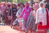 Peserta memperagakan busana kebaya saat acara parade Kebaya Merah Putih di Indramayu, Jawa Barat, Kamis (15/8/2024). Peragaan busana yang digelar Ikatan Wanita Pengusaha Indonesia (Iwapi) Indramayu itu diikuti peserta dari berbagai kalangan dalam rangka memperingati HUT ke-79 RI sekaligus melestarikan kebaya sebagai pakaian kebanggaan negeri. ANTARA FOTO/Dedhez Anggara/agr
