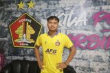 Pesepak bola Persik Kediri Husna Al Malik mengenakan jersey terbaru Persik Kediri di Kota Kediri, Jawa Timur, Jumat (16/8/2024). Persik Kediri menggandeng produsen kostum olahraga lokal dari Jakarta bermerk DRX Wear untuk digunakan pada kompetisi Liga 1 2024/2025. Antara Jatim/Prasetia Fauzani/um