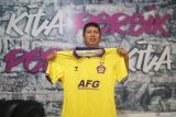 Media Officer Persik Kediri Haryanto memperlihatkan jersey terbaru Persik Kediri di Kota Kediri, Jawa Timur, Jumat (16/8/2024). Persik Kediri menggandeng produsen kostum olahraga lokal dari Jakarta bermerk DRX Wear untuk digunakan pada kompetisi Liga 1 2024/2025. Antara Jatim/Prasetia Fauzani/um