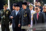 Presiden Joko Widodo (tengah) berbincang dengan Menteri Pertahanan yang juga Presiden Terpilih Prabowo Subianto (kedua kiri) usai mengikuti Sidang Tahunan MPR dan Sidang Bersama DPR-DPD Tahun 2024 di Gedung Nusantara, kompleks Parlemen, Senayan, Jakarta, Jumat (16/8/2024). ANTARA FOTO/Dhemas Reviyanto/aww.